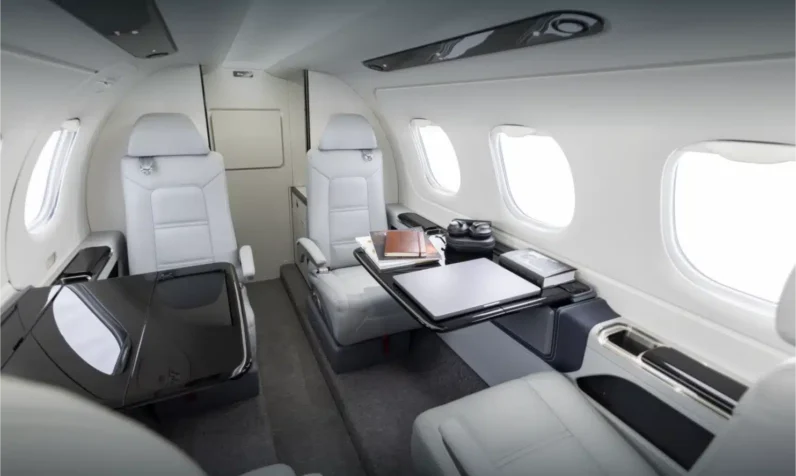 
								Embraer Phenom 100 full									
