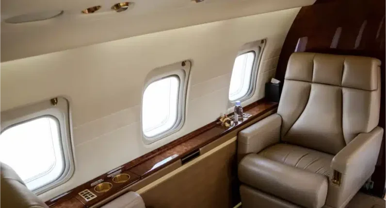 
								Bombardier Challenger 604 full									